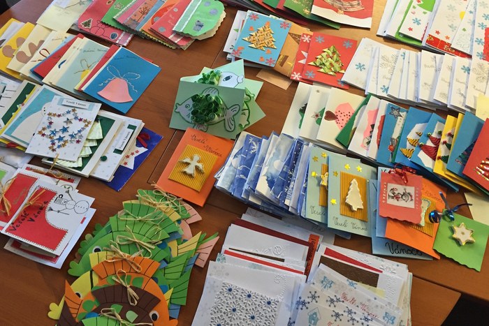 Děti vyrobily vánoční přání seniorům