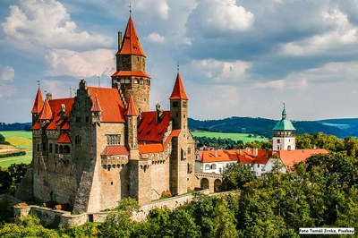 Hrad Bouzov a olomoucké tvarůžky se těší na naše seniory
