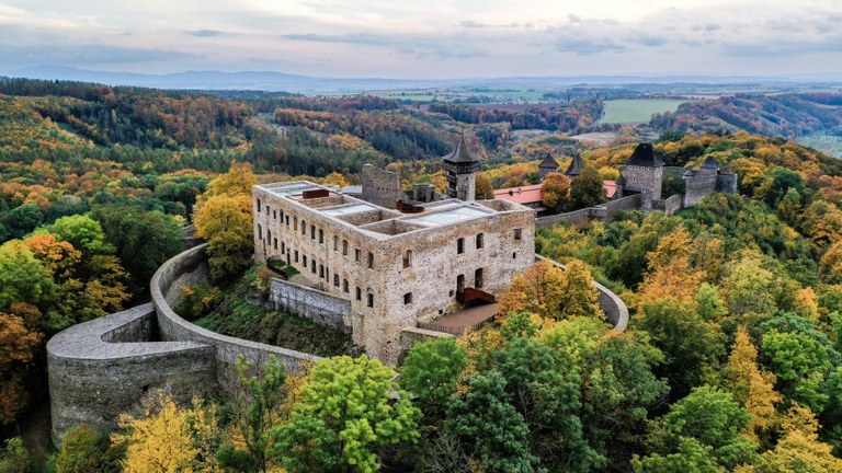 Hrad Helfštýn a zámek Tovačov přivítají podzimní výlet seniorů