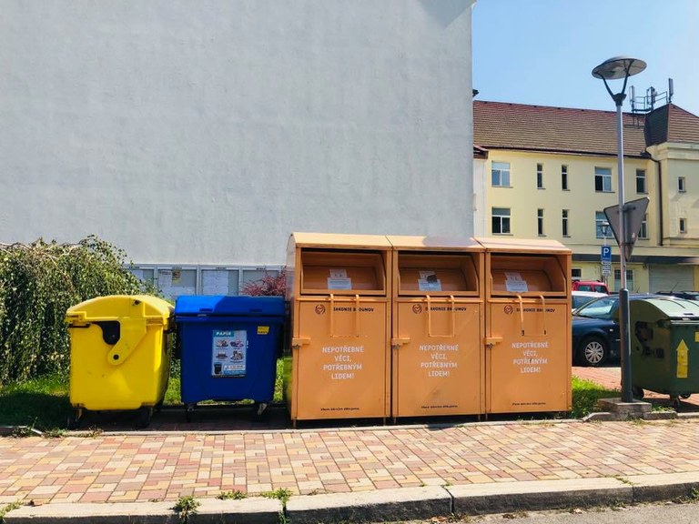 Kontejnery na textil se přemístily za radnici