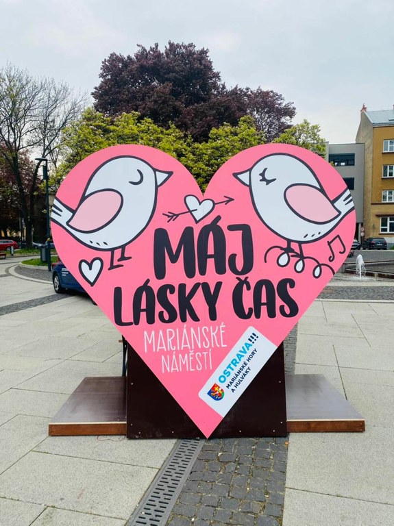 Májové srdce na Mariánském náměstí láká všechny zamilované