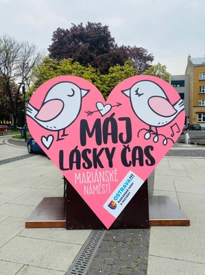 Májové srdce na Mariánském náměstí láká všechny zamilované