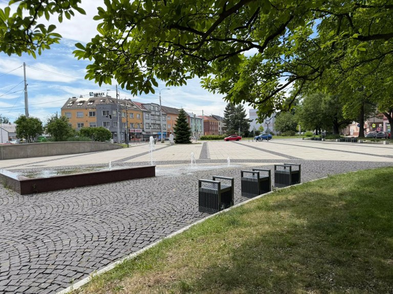 Na Mariánské náměstí se vracejí lavičky. Nové jednosedátkové jsou z recyklovaného textilu