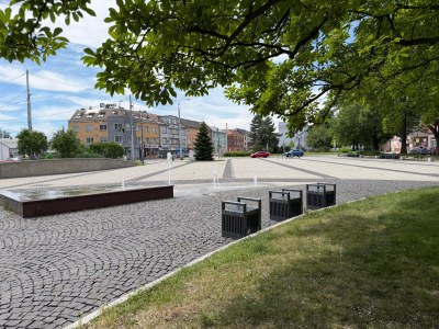 Na Mariánské náměstí se vracejí lavičky. Nové jednosedátkové jsou z recyklovaného textilu