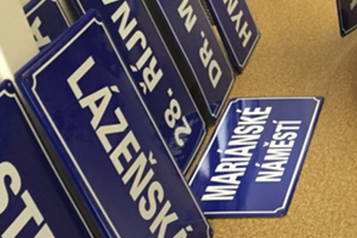 Obvod vymění poškozené cedulky označující názvy ulic