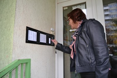 Obyvatelé DPS Šimáčkova mají nové zvonkové panely