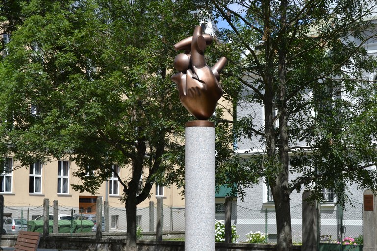 Parčík před farou zdobí nové umělecké dílo