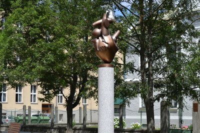 Parčík před farou zdobí nové umělecké dílo