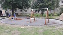 Na dvoře mezi ulicemi Lázeňskou a Žákovskou už jsou nové lavičky a také dětské horní prvky.