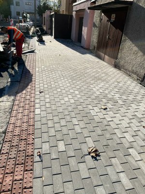 Počasí přeje opravám chodníků