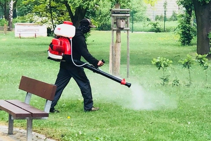 Postřik proti klíšťatům radnice zopakovala i letos