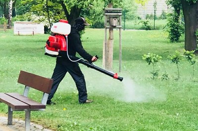 Postřik proti klíšťatům radnice zopakovala i letos