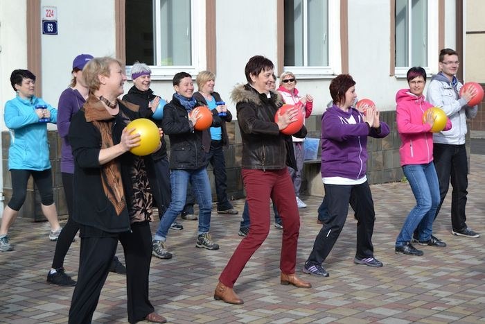 Před radnicí v Mariánských Horách se cvičilo