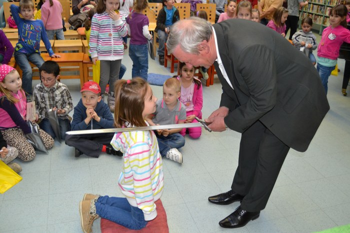 Prvňáčky na čtenáře pasoval 1. místostarosta obvodu Jiří Boháč
