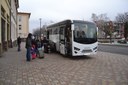 Některé děti jely na ozdravný pobyt autobusem od radnice.