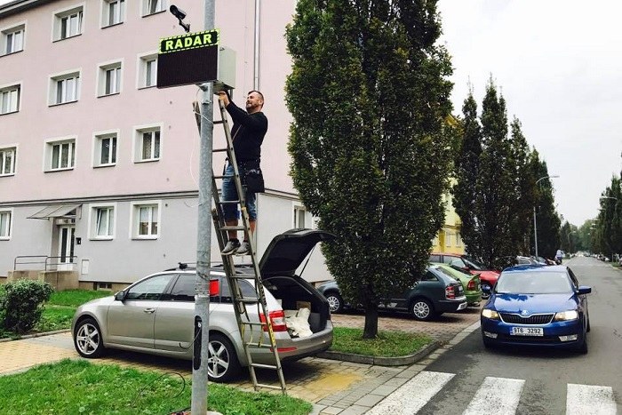 Rychlost na Korunní ulici měří radary