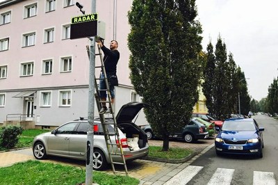 Rychlost na Korunní ulici měří radary