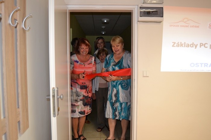 Senioři z Mariánských Hor se učí pracovat s počítači