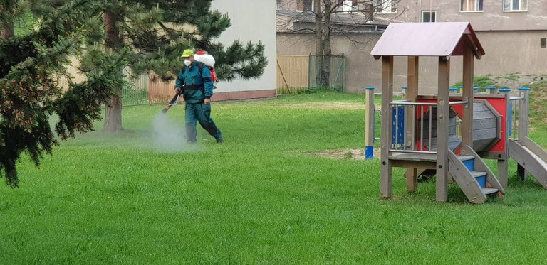 Školky v Mariánských Horách už mají opět za sebou postřik proti klíšťatům