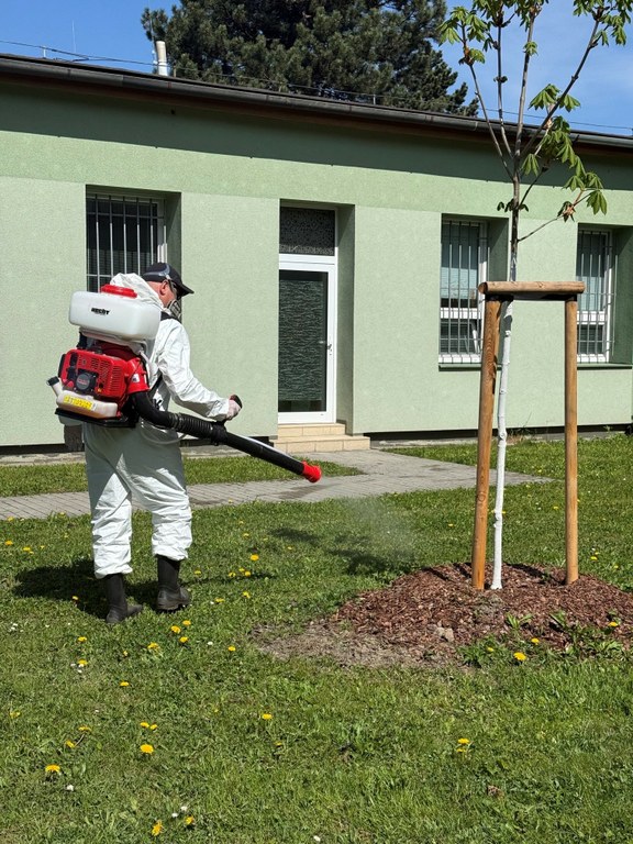 Školní zahrady a hřiště opět ošetřeny proti klíšťatům