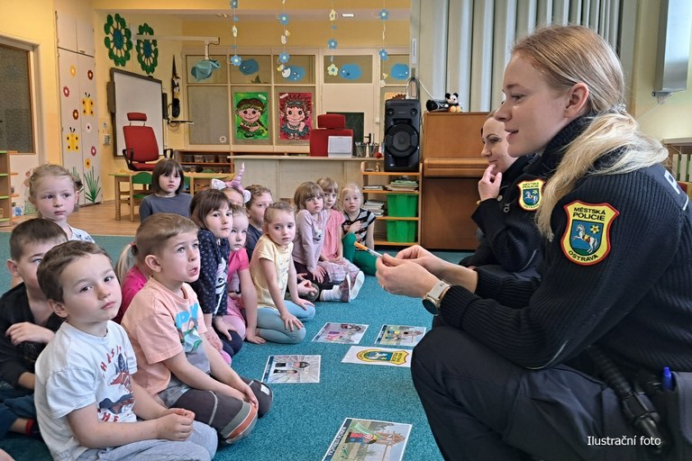 Strážníci přednášeli dětem v mateřské škole