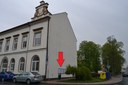 Nová úřední deska je umístěna v průchodu z parkoviště za budovou úřadu směrem k hlavnímu vchodu
