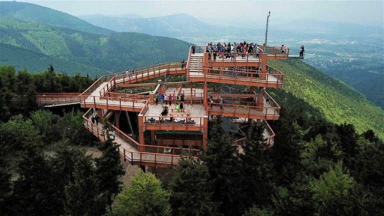 V květnu naši senioři zamíří až do oblak a navštíví Dřevěné městečko