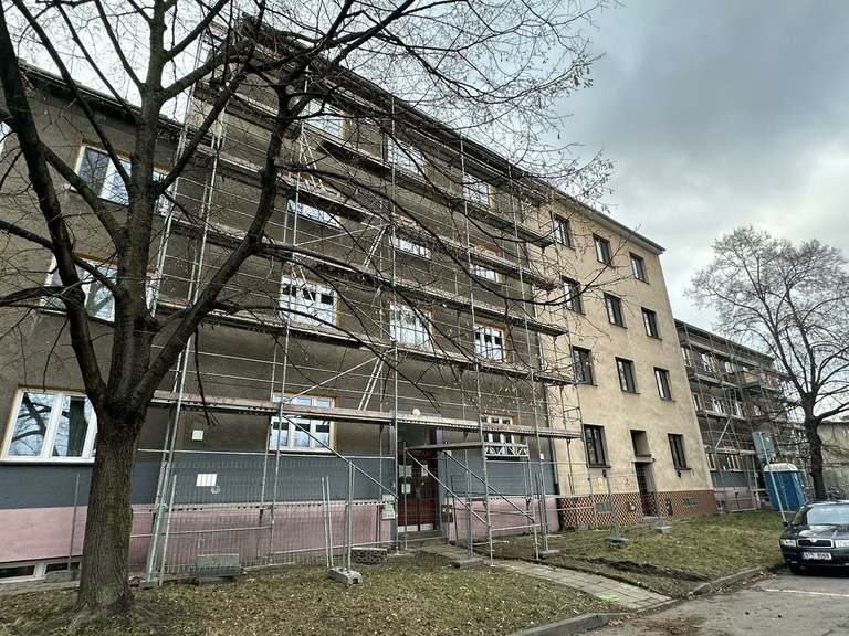 V ulici Oblé byla zahájena rekonstrukce tří bytových domů