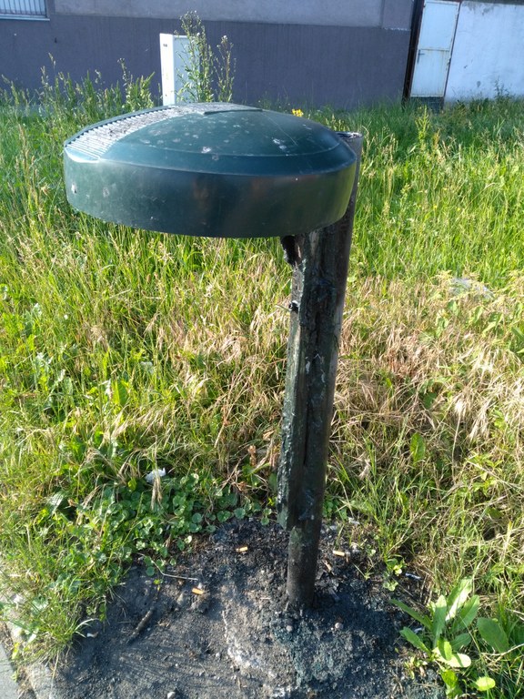 Vandalové ničí koše i popelníky