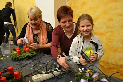 Vánoční pletení věnců a další tvoření