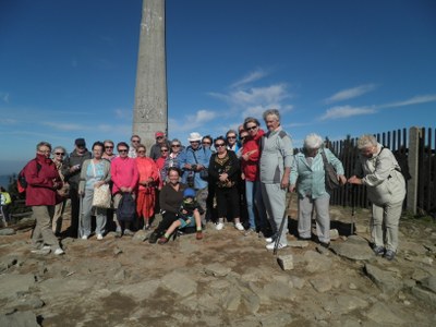 Účastníci čtvrtečního výstupu na Lysou Horu.