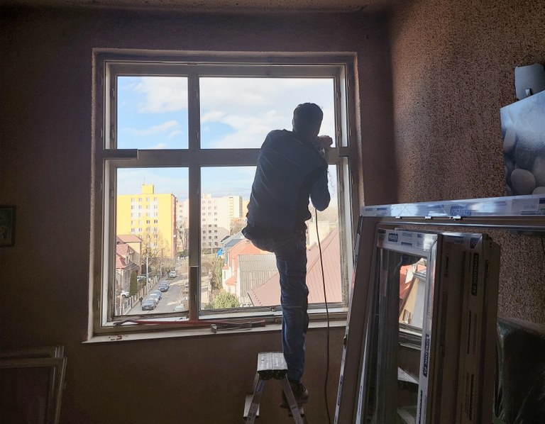 Výměna oken v obecním domě v ulici 28. října 247 zvýšila tepelný komfort i bezpečnost