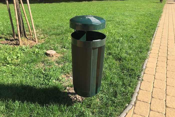 Výměna starých odpadkových košů za nové