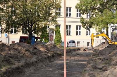 Začala revitalizace parčíku před farou včetně Hozovy ulice